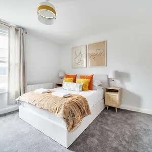 The Little Domus - Modern With Hot Tub Holiday home York